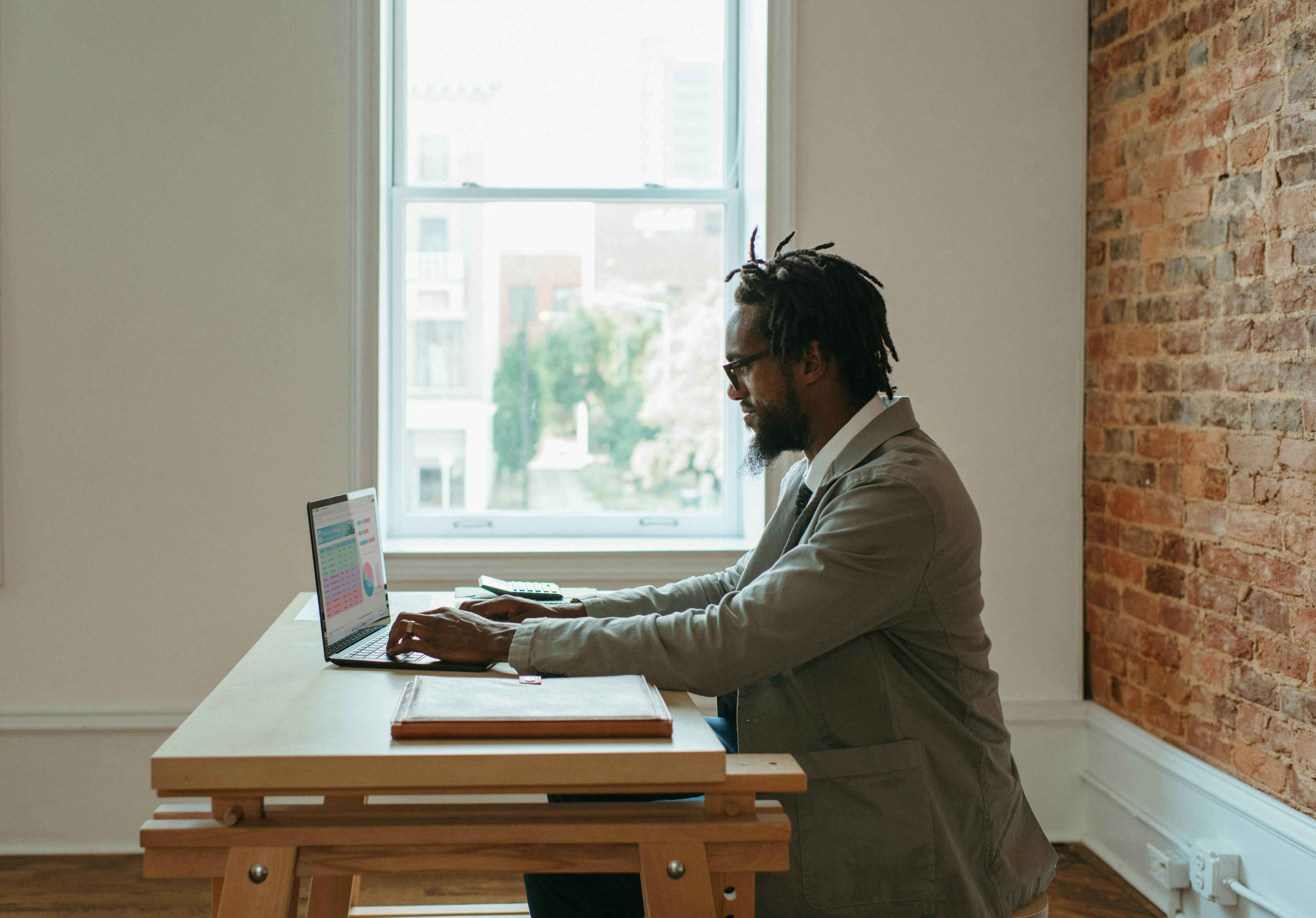 windows-241bwQl2uWE-unsplash windows-241bwQl2uWE-unsplash